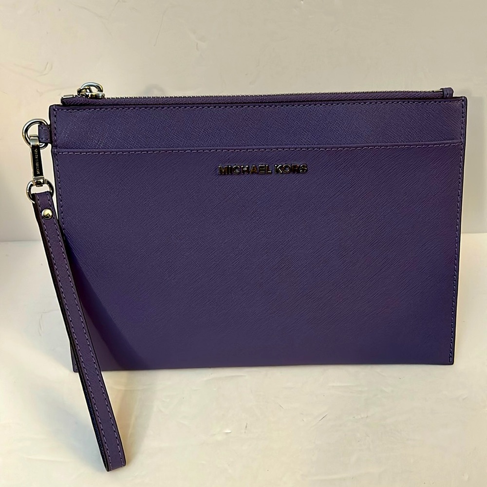 Michael Kors LG Zip Clutch Wallet Wristlet. NWOT.
